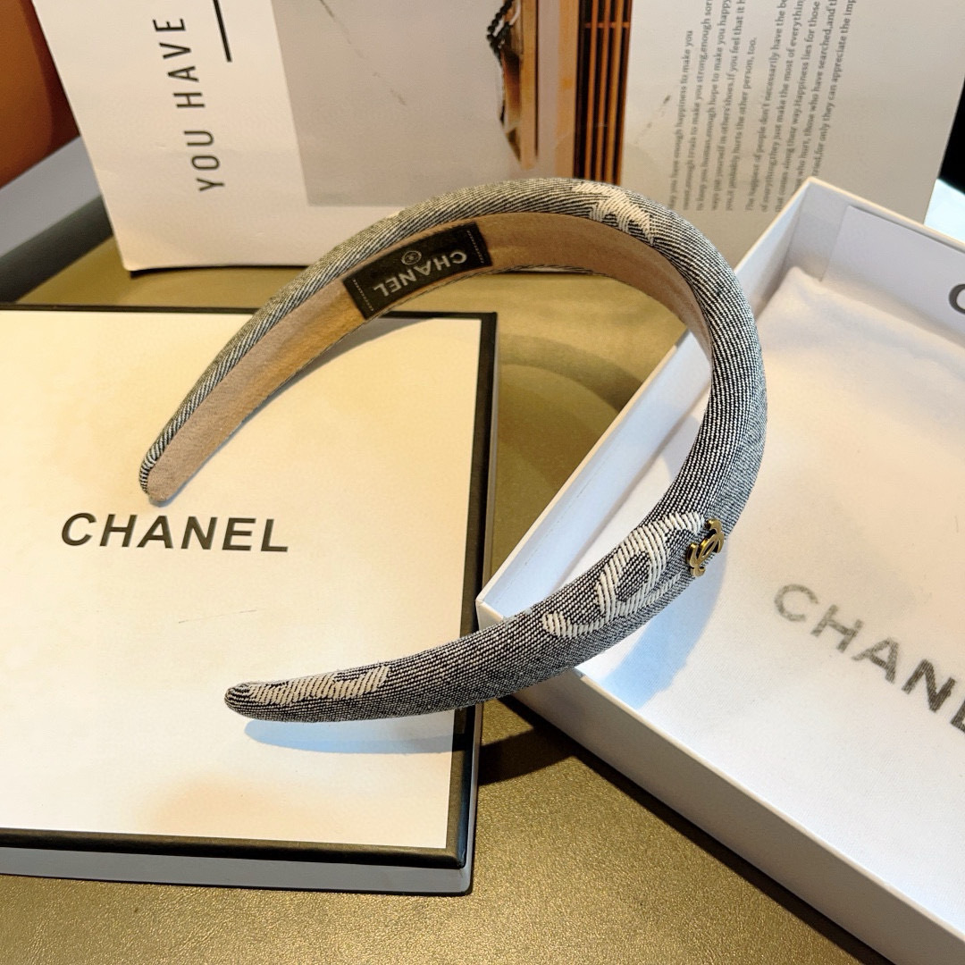 配包装
CHANEL（香奈儿）最新款小香发箍，香奶奶头箍，复古头箍，网红爆款推荐 超精致，时尚百搭！