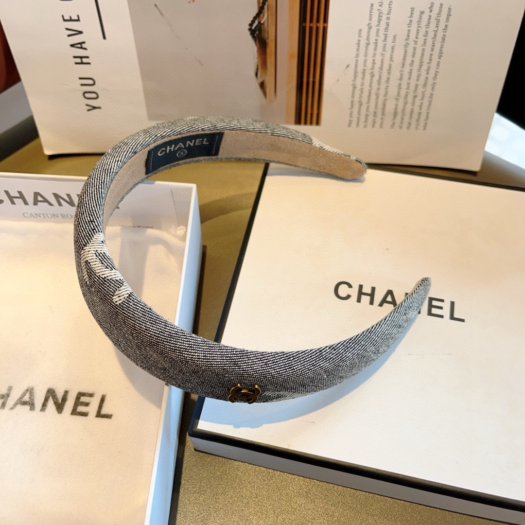 配包装
CHANEL（香奈儿）最新款小香发箍，香奶奶头箍，复古头箍，网红爆款推荐 超精致，时尚百搭！