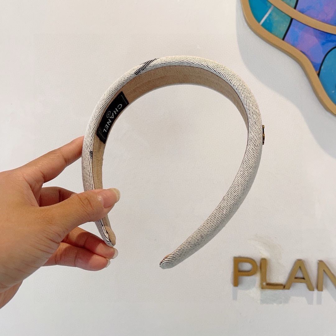 配包装
CHANEL(香奈儿)最新款小香发箍,香奶奶头箍,复古头箍,网红爆款推荐 超精致,时尚百搭!