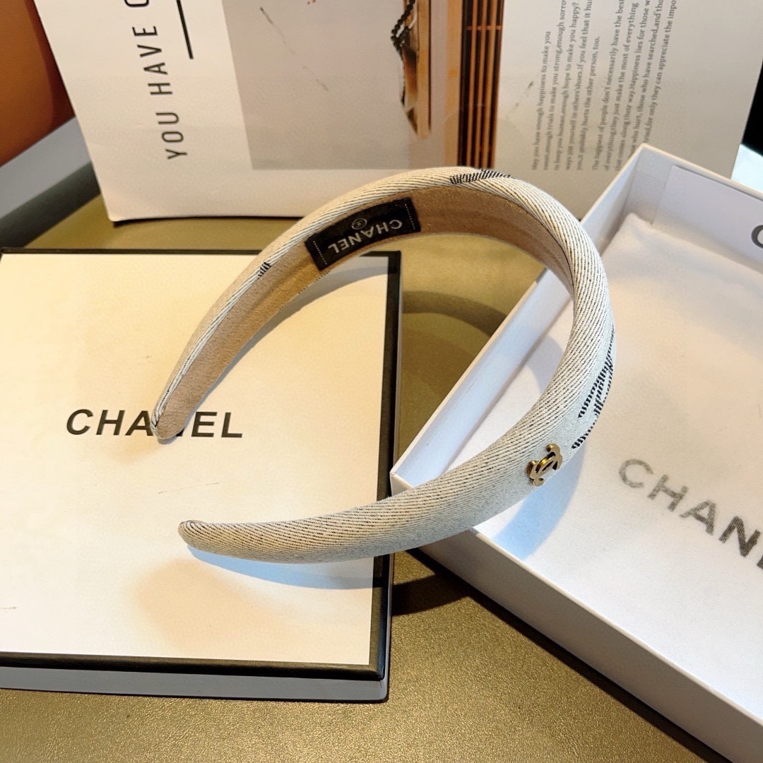 配包装
CHANEL(香奈儿)最新款小香发箍,香奶奶头箍,复古头箍,网红爆款推荐 超精致,时尚百搭!