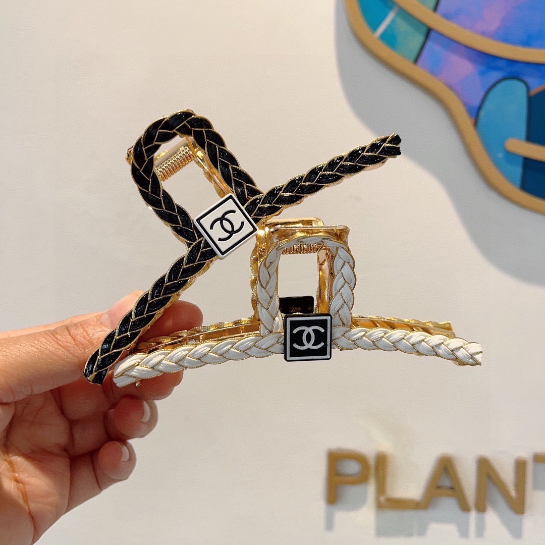 配包装(单个)
CHANEL香奈儿高颜值一字抓夹,百搭简约发夹 原单磨砂材质,女神必备单品,超级精致哦!