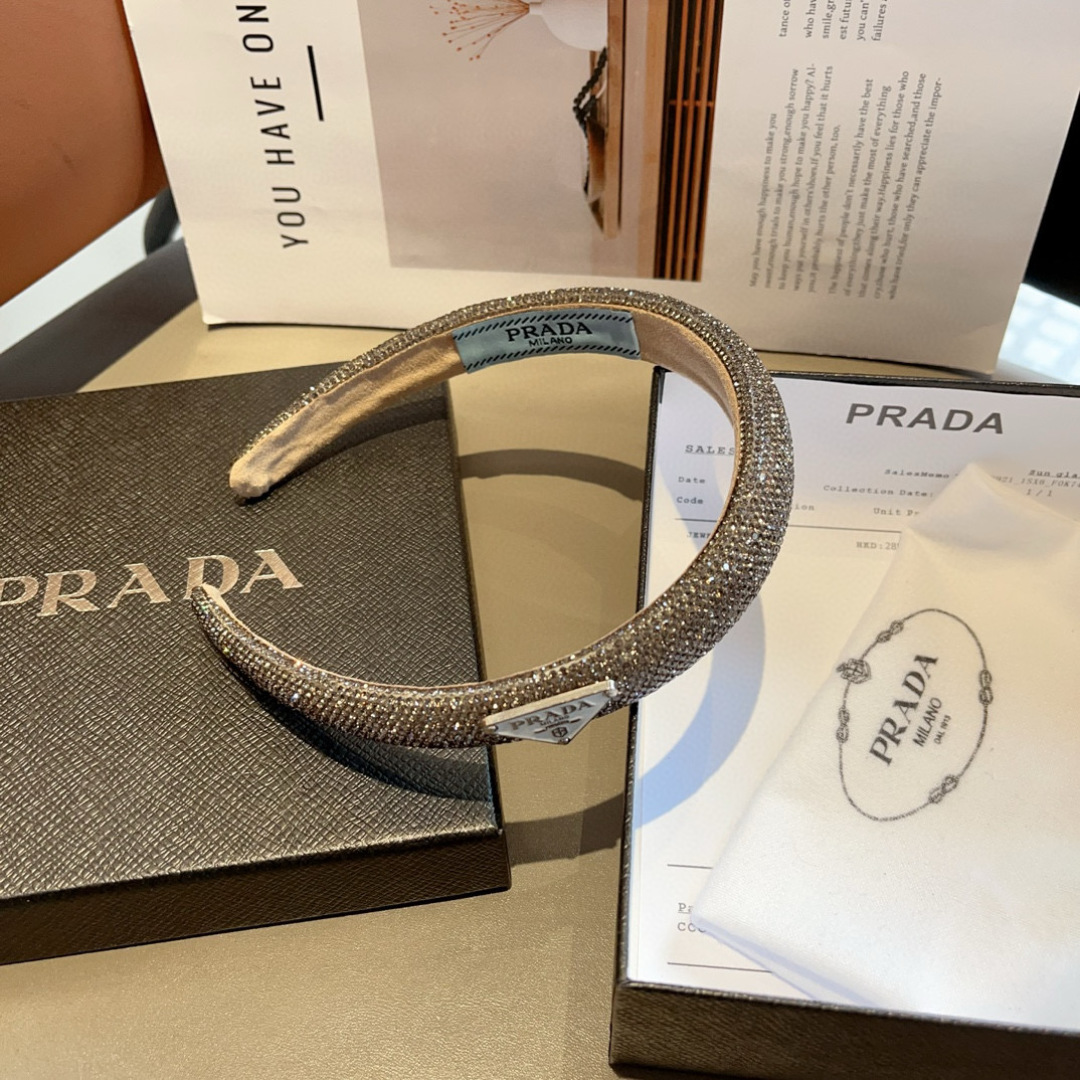 配包装
PRADA （普拉达） 欧美新款潮流色彩贴钻发箍，明星同款 女神必备单品，非常百搭，时尚潮流， 
