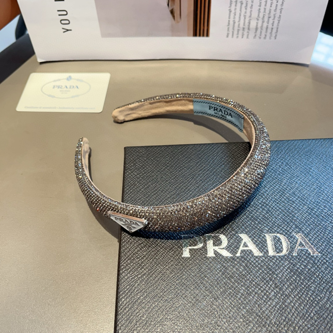 配包装
PRADA （普拉达） 欧美新款潮流色彩贴钻发箍，明星同款 女神必备单品，非常百搭，时尚潮流， 
