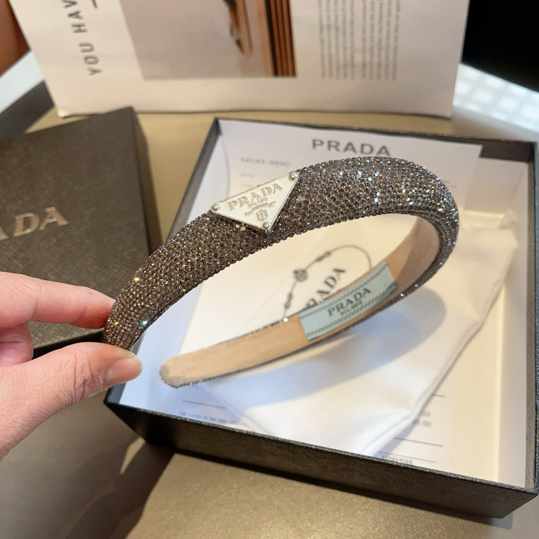 配包装
PRADA （普拉达） 欧美新款潮流色彩贴钻发箍，明星同款 女神必备单品，非常百搭，时尚潮流， 