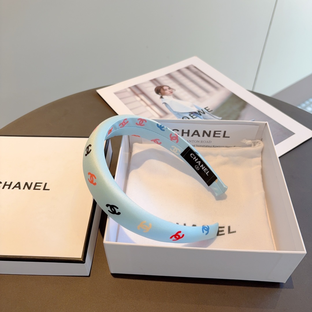 配包装
CHANEL（香奈儿）新款精致海绵小香发箍，复古头箍，网红爆款推荐 搭配高端材质，时尚百搭。
