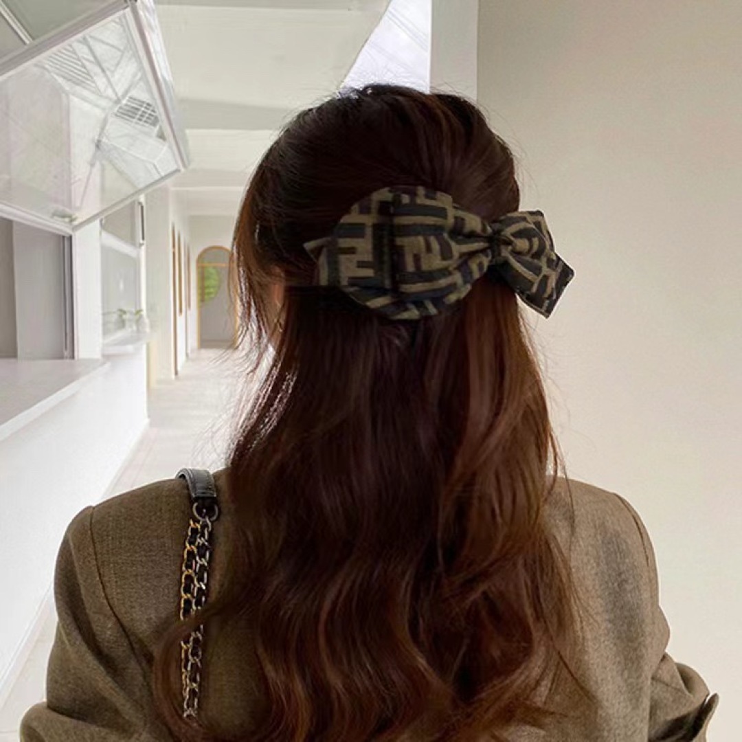 配包装
FENDI （芬迪） 专柜新款发夹，经典甜美公主风钻大蝴蝶结弹簧夹， 超精致，转图必爆哈！专柜出
