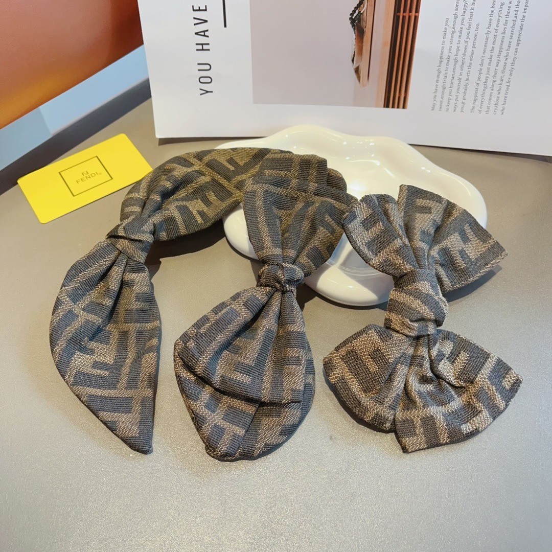配包装
FENDI （芬迪） 专柜新款发夹，经典甜美公主风钻大蝴蝶结弹簧夹， 超精致，转图必爆哈！专柜出