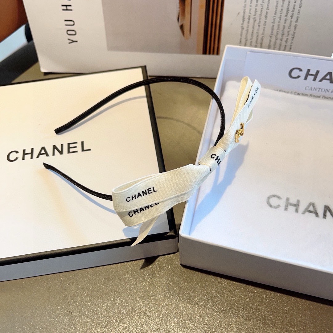 配包装
CHANEL（香奈儿）最新款小香发箍，新品巨显脸小头箍，网红爆款推荐 搭配高端双Ｃlogo ，超