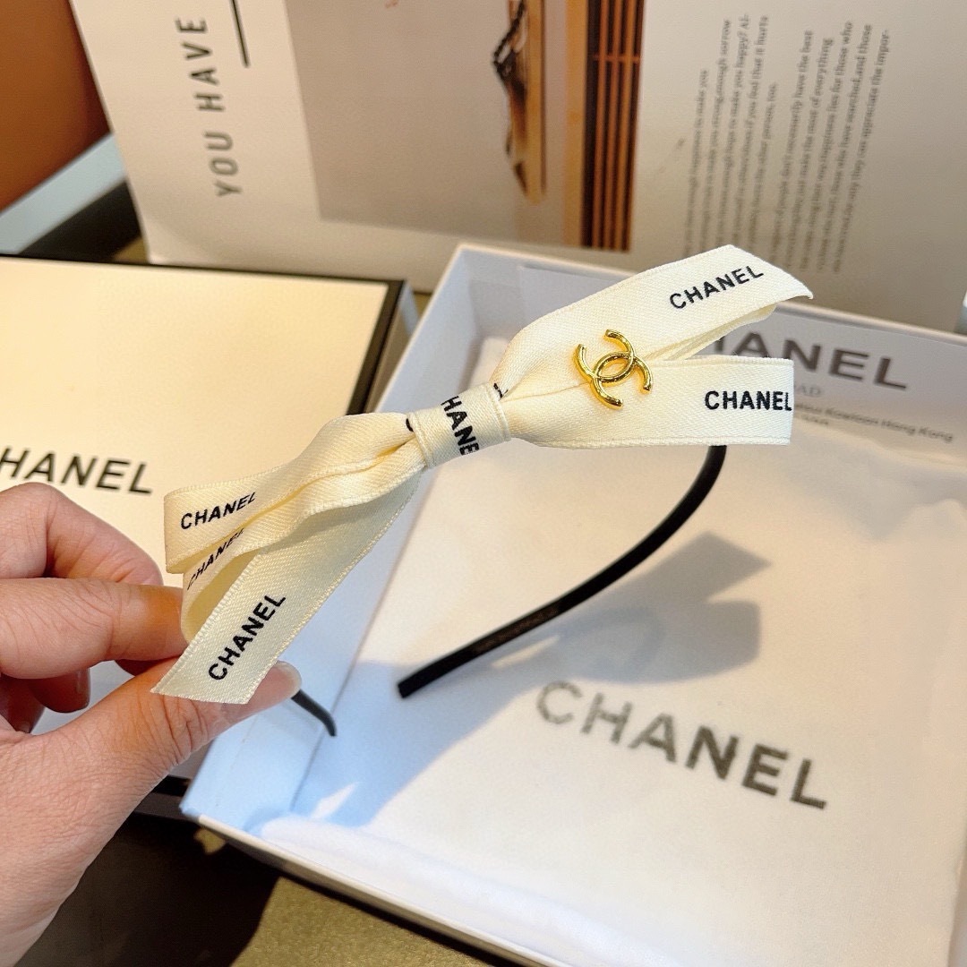 配包装
CHANEL（香奈儿）最新款小香发箍，新品巨显脸小头箍，网红爆款推荐 搭配高端双Ｃlogo ，超