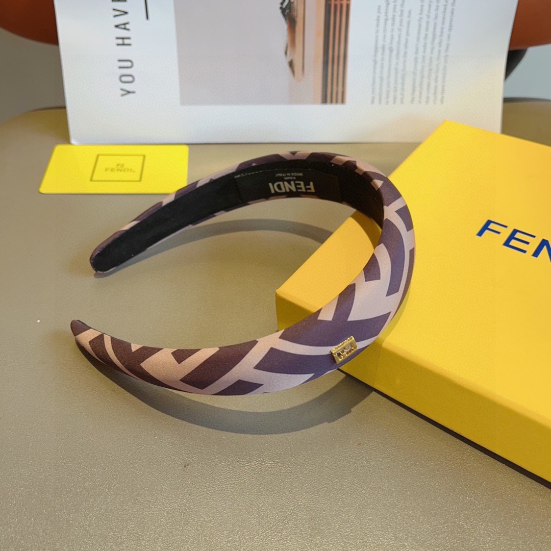 配包装
FENDI 芬迪 火爆新款发箍，复古头箍，简约百搭，潮女必备品，超级的高大上！