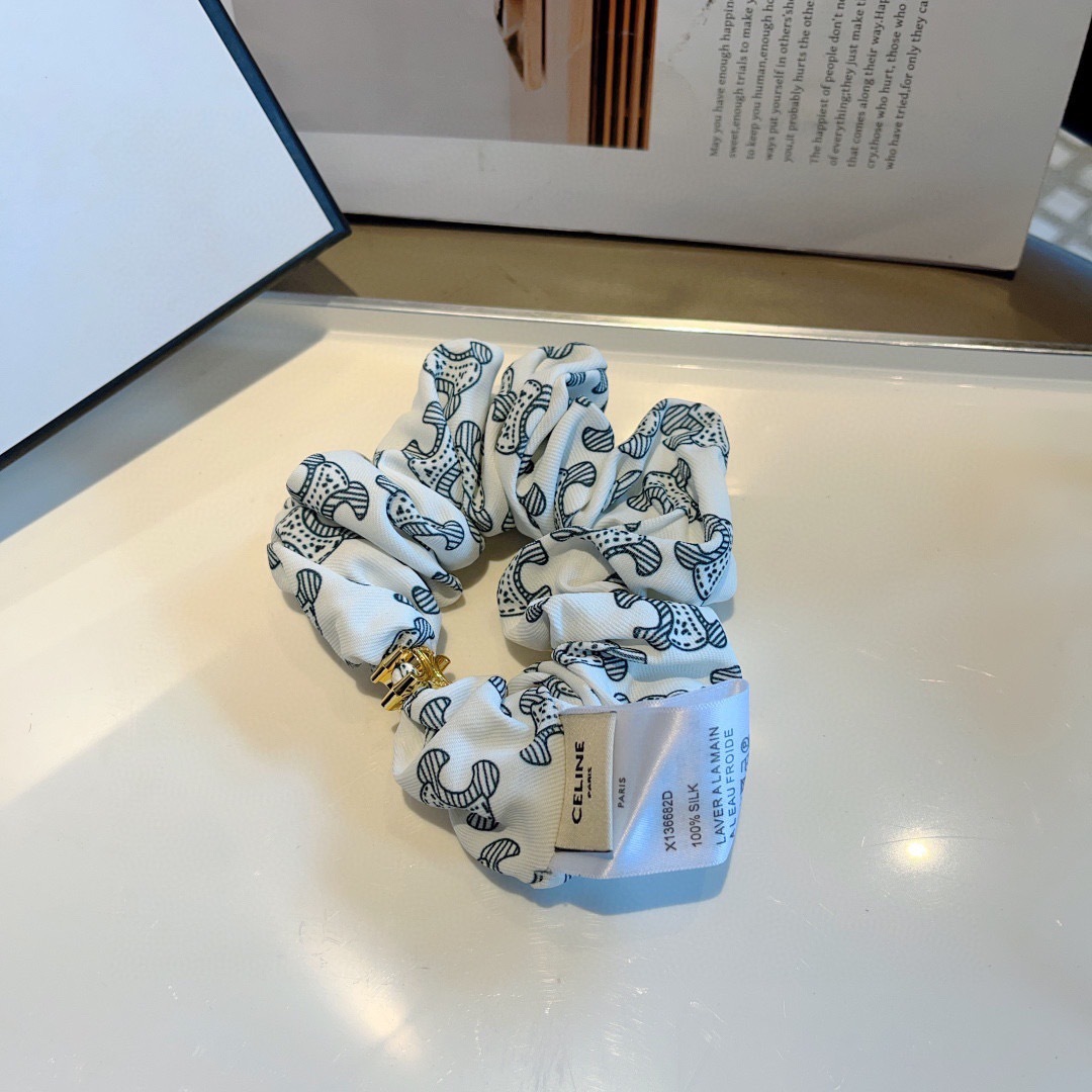 配包装
CELINE（赛琳）凯旋门网红爆款发圈，精致肠圈皮筋，佩戴舒适无压力，造型搭配必备！非常时尚百搭