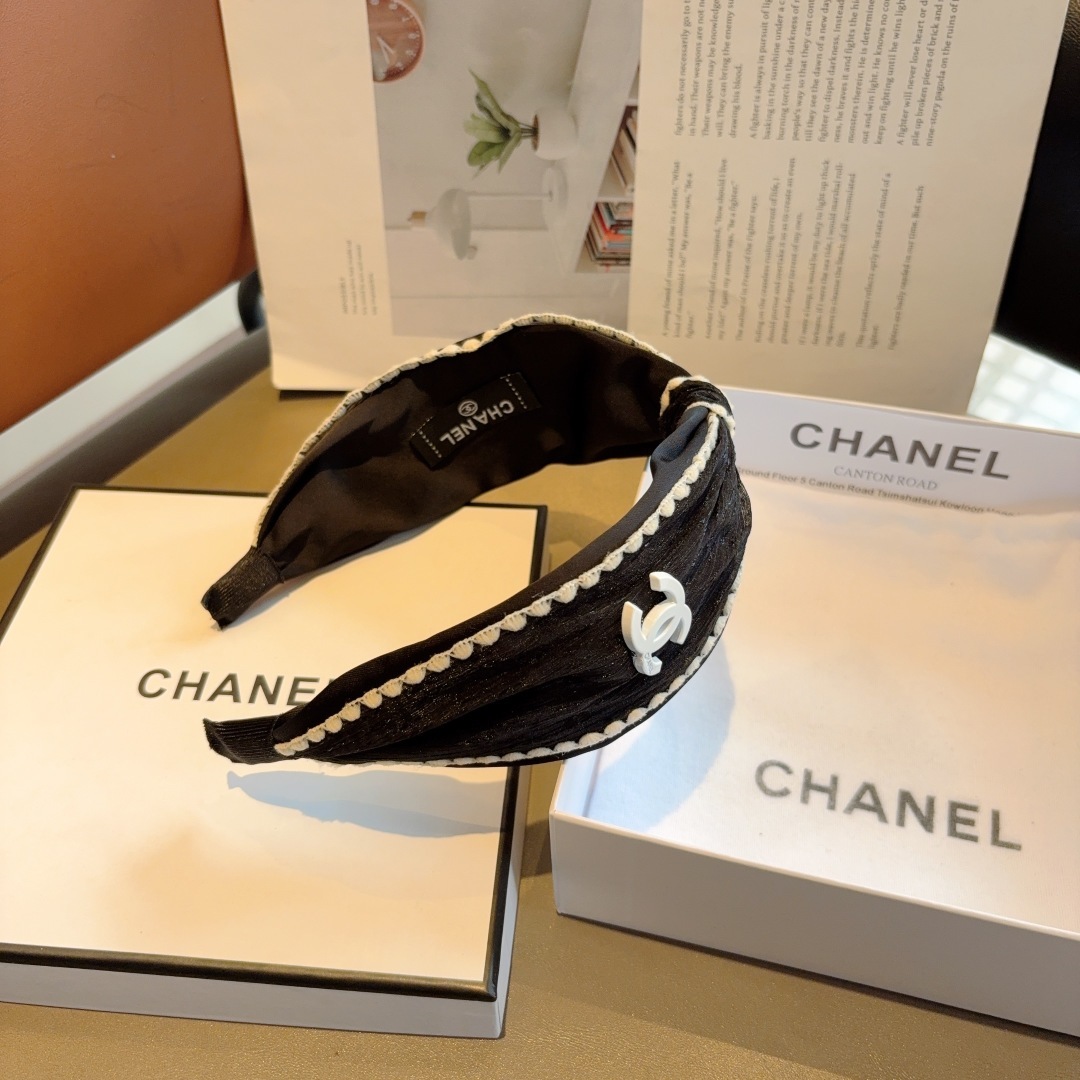 配包装
CHANEL(香奈儿)新款精美字母宽边发箍,复古网红爆款头箍 搭配高端材质,超精致,时尚高级感百
