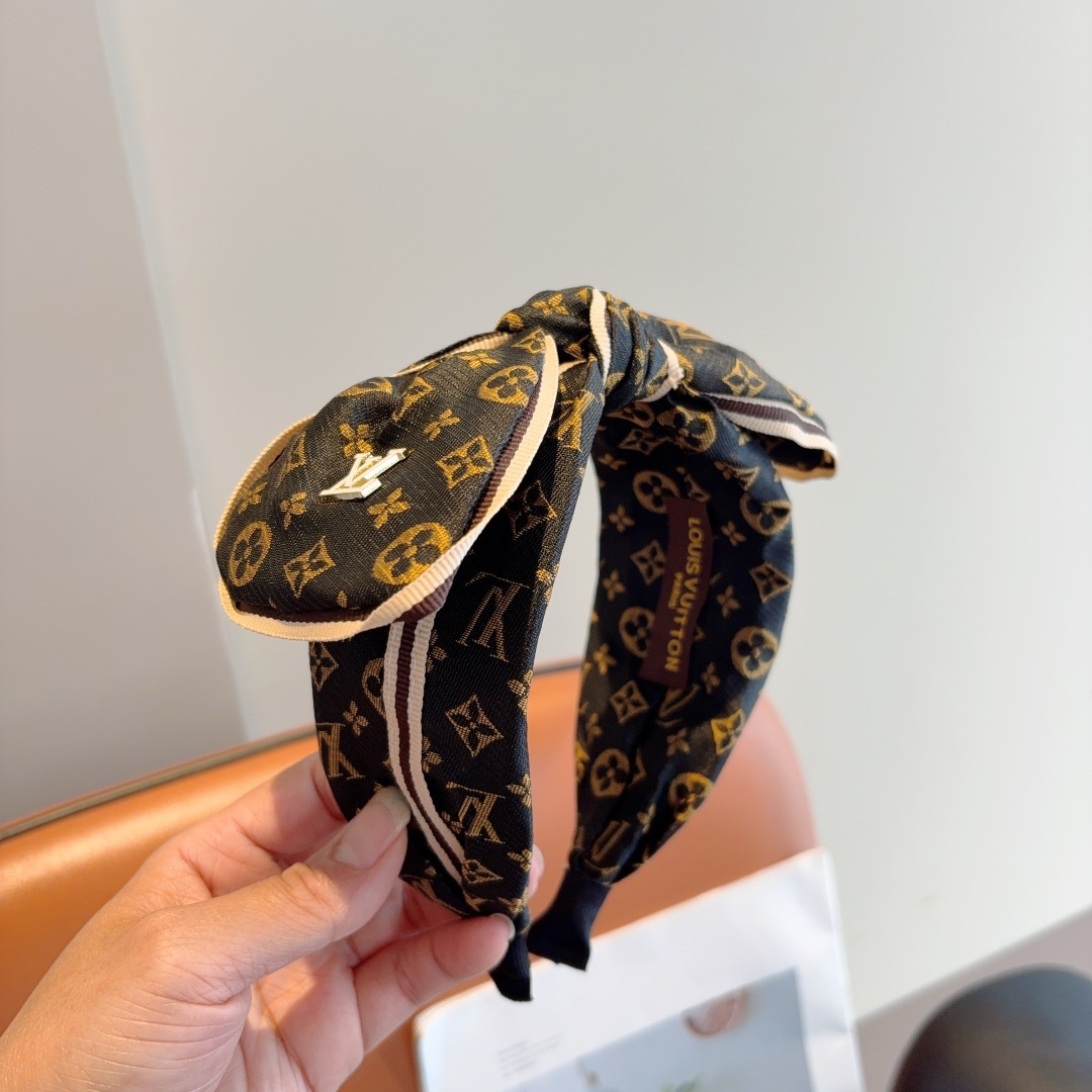 配包装
LV 路易威登 火爆新款蝴蝶结发箍,时尚头箍,专柜最最新款来袭💕时尚百搭,女神必入  !