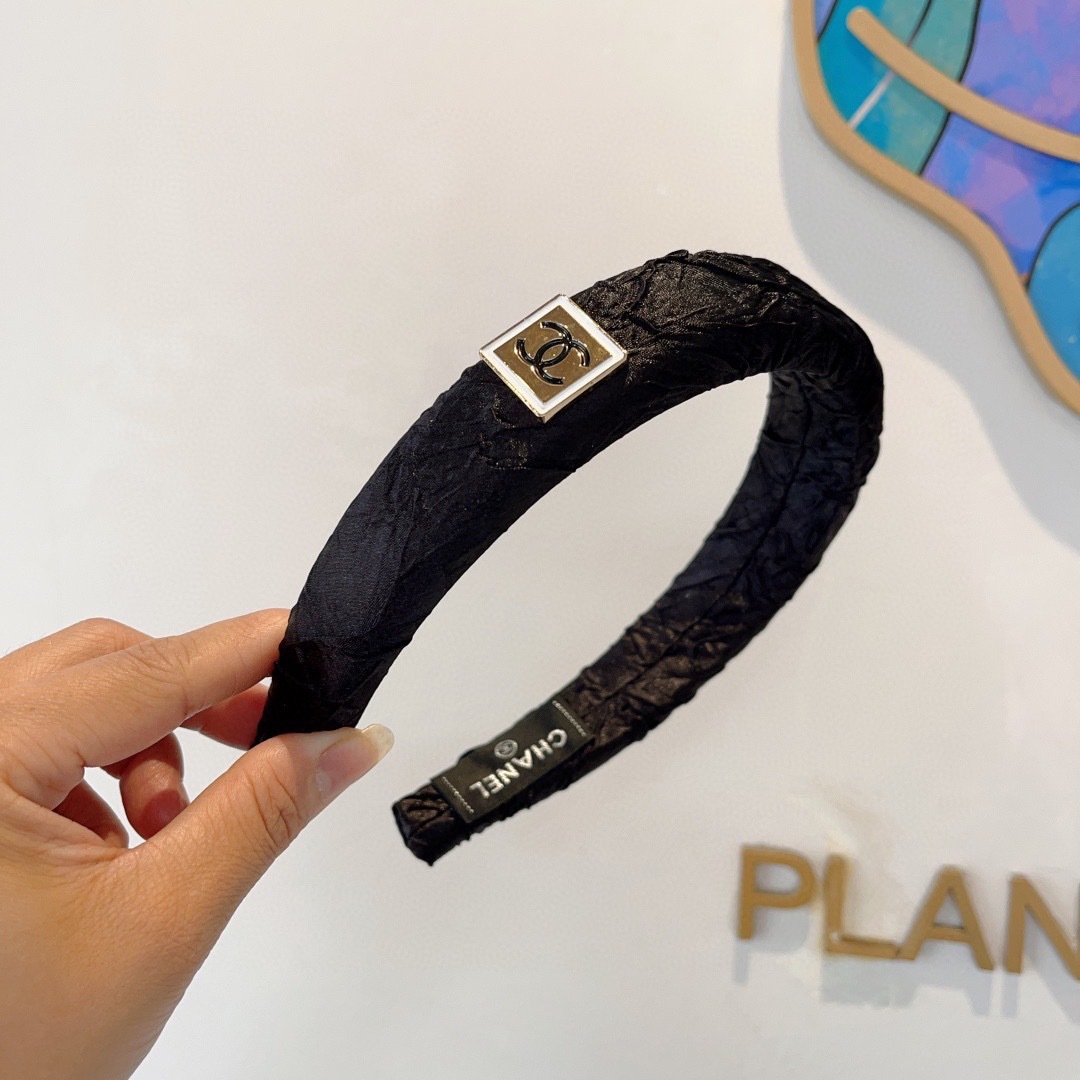 配包装
CHANEL （香奈儿） 新款高级感肌理纹海绵发箍，金属字母头箍！特制面料简约洋气显质感、经典百