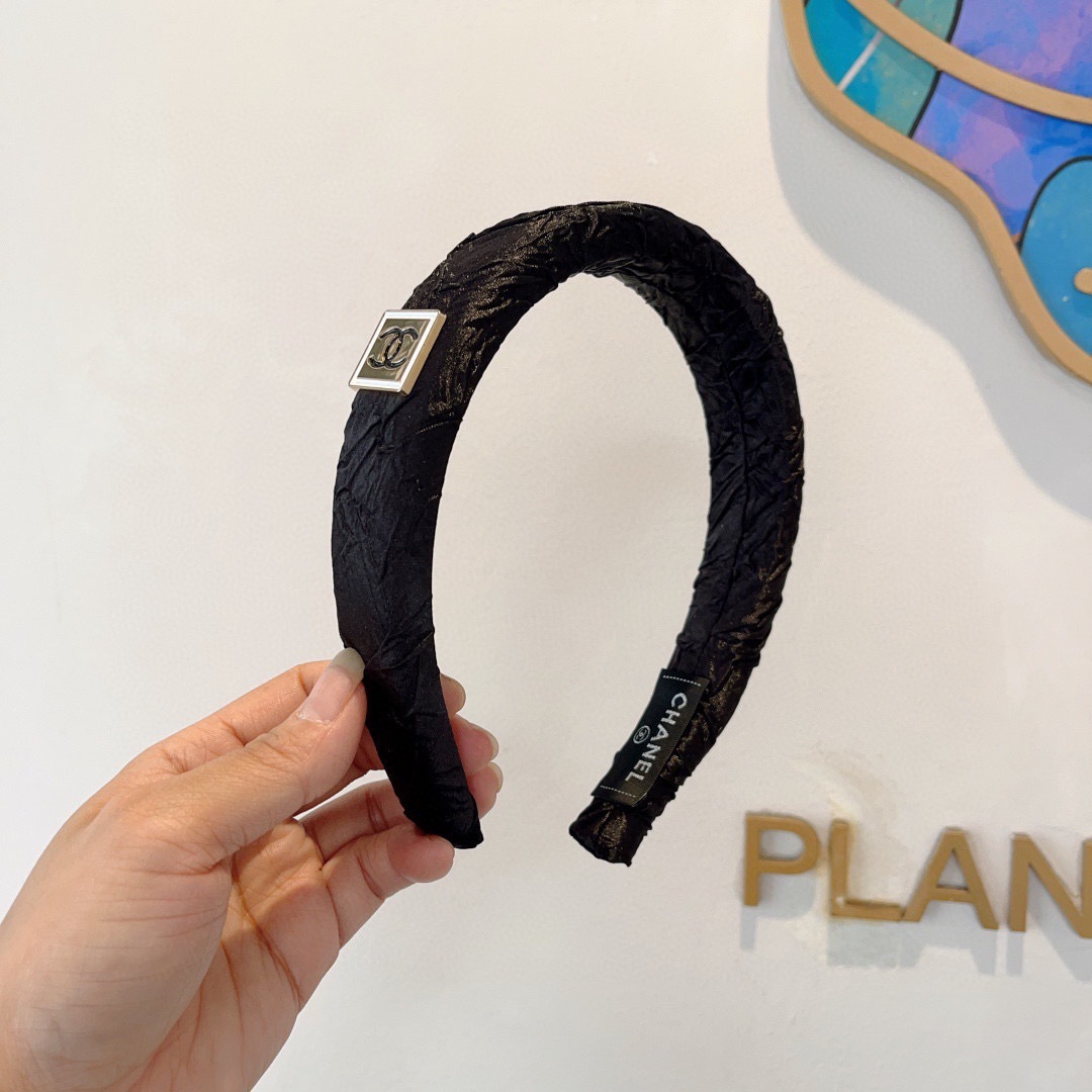 配包装
CHANEL （香奈儿） 新款高级感肌理纹海绵发箍，金属字母头箍！特制面料简约洋气显质感、经典百