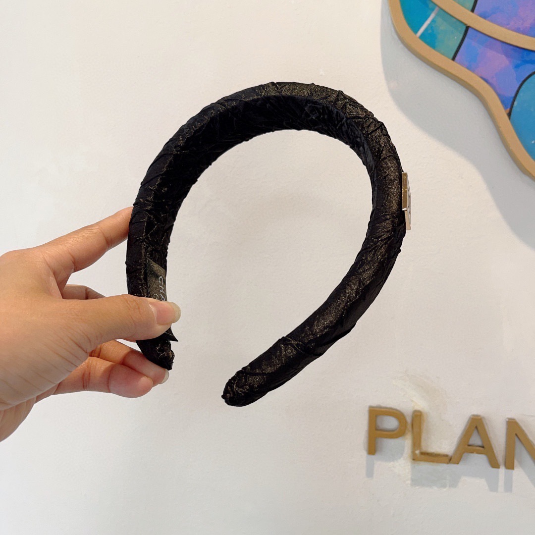 配包装
CHANEL （香奈儿） 新款高级感肌理纹海绵发箍，金属字母头箍！特制面料简约洋气显质感、经典百
