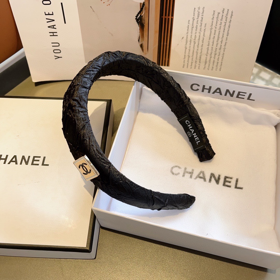 配包装
CHANEL （香奈儿） 新款高级感肌理纹海绵发箍，金属字母头箍！特制面料简约洋气显质感、经典百