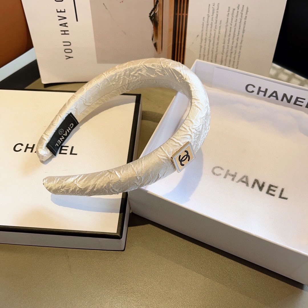 配包装
CHANEL （香奈儿） 新款高级感肌理纹海绵发箍，金属字母头箍！特制面料简约洋气显质感、经典百