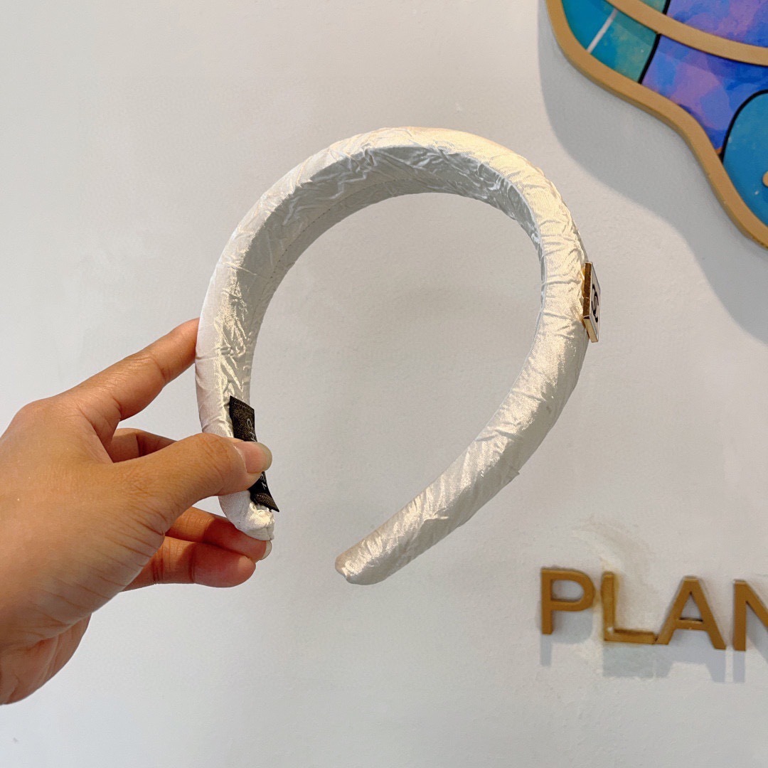 配包装
CHANEL （香奈儿） 新款高级感肌理纹海绵发箍，金属字母头箍！特制面料简约洋气显质感、经典百