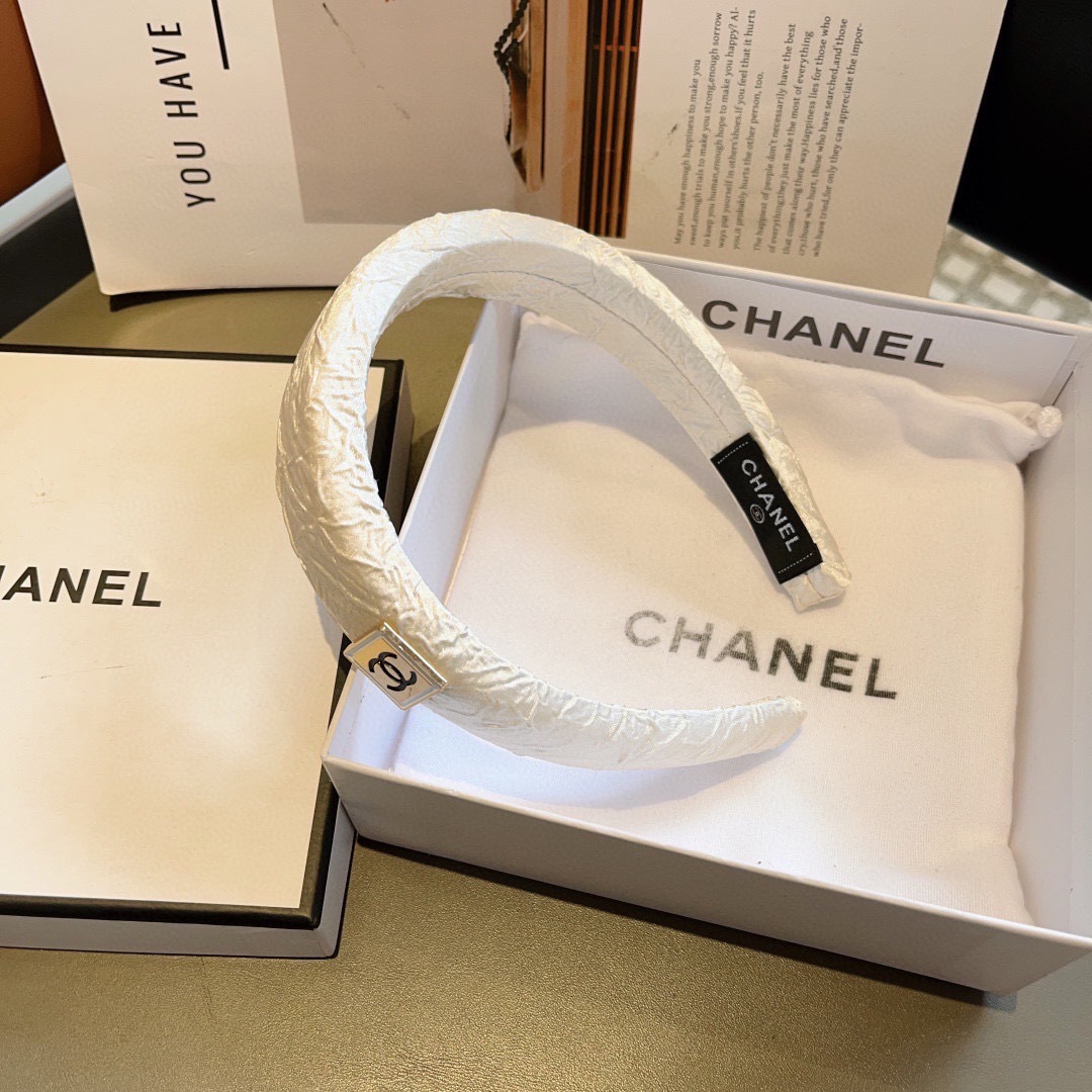 配包装
CHANEL （香奈儿） 新款高级感肌理纹海绵发箍，金属字母头箍！特制面料简约洋气显质感、经典百