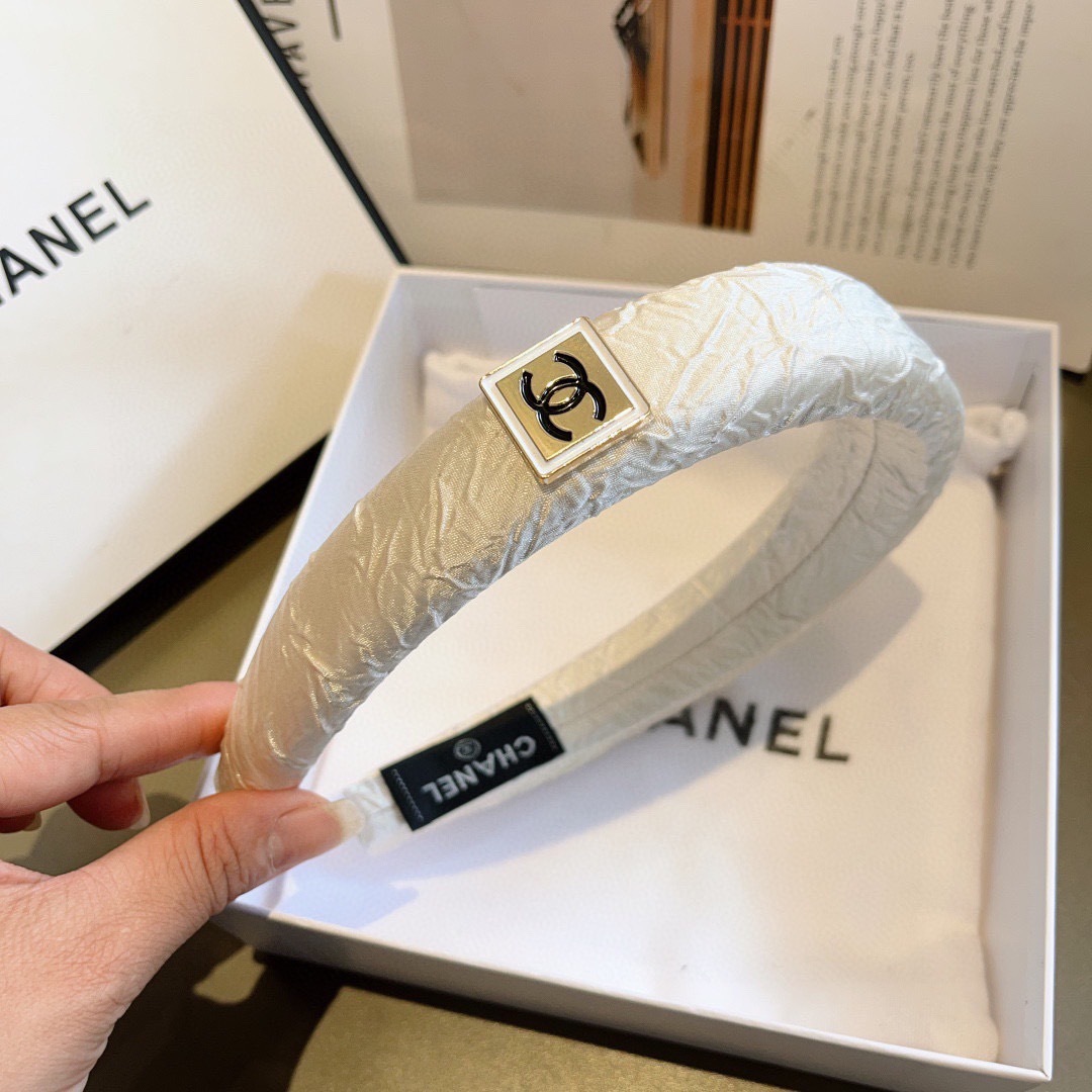 配包装
CHANEL （香奈儿） 新款高级感肌理纹海绵发箍，金属字母头箍！特制面料简约洋气显质感、经典百