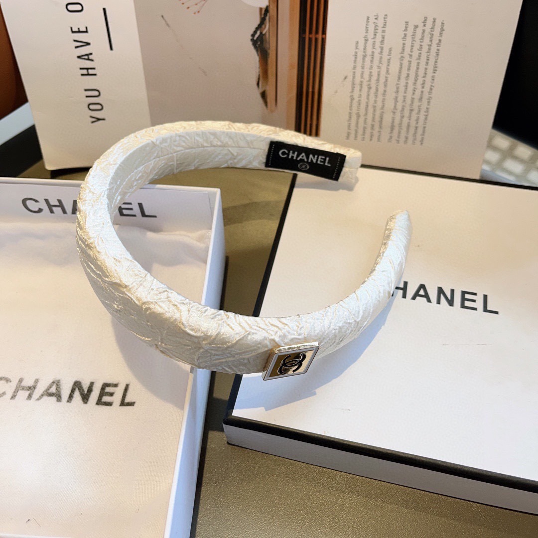 配包装
CHANEL （香奈儿） 新款高级感肌理纹海绵发箍，金属字母头箍！特制面料简约洋气显质感、经典百