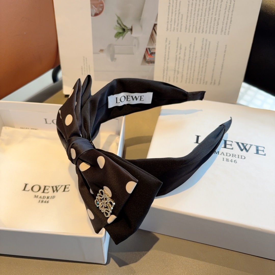 配包装
LOEWE（罗意威）新款蝴蝶结波点发箍💕特供面料头箍、尖端网红最新款来袭 ！ 清新淑女范让时尚更