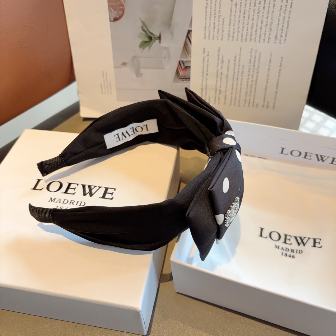 配包装
LOEWE（罗意威）新款蝴蝶结波点发箍💕特供面料头箍、尖端网红最新款来袭 ！ 清新淑女范让时尚更