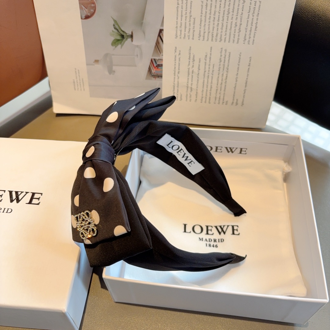 配包装
LOEWE（罗意威）新款蝴蝶结波点发箍💕特供面料头箍、尖端网红最新款来袭 ！ 清新淑女范让时尚更