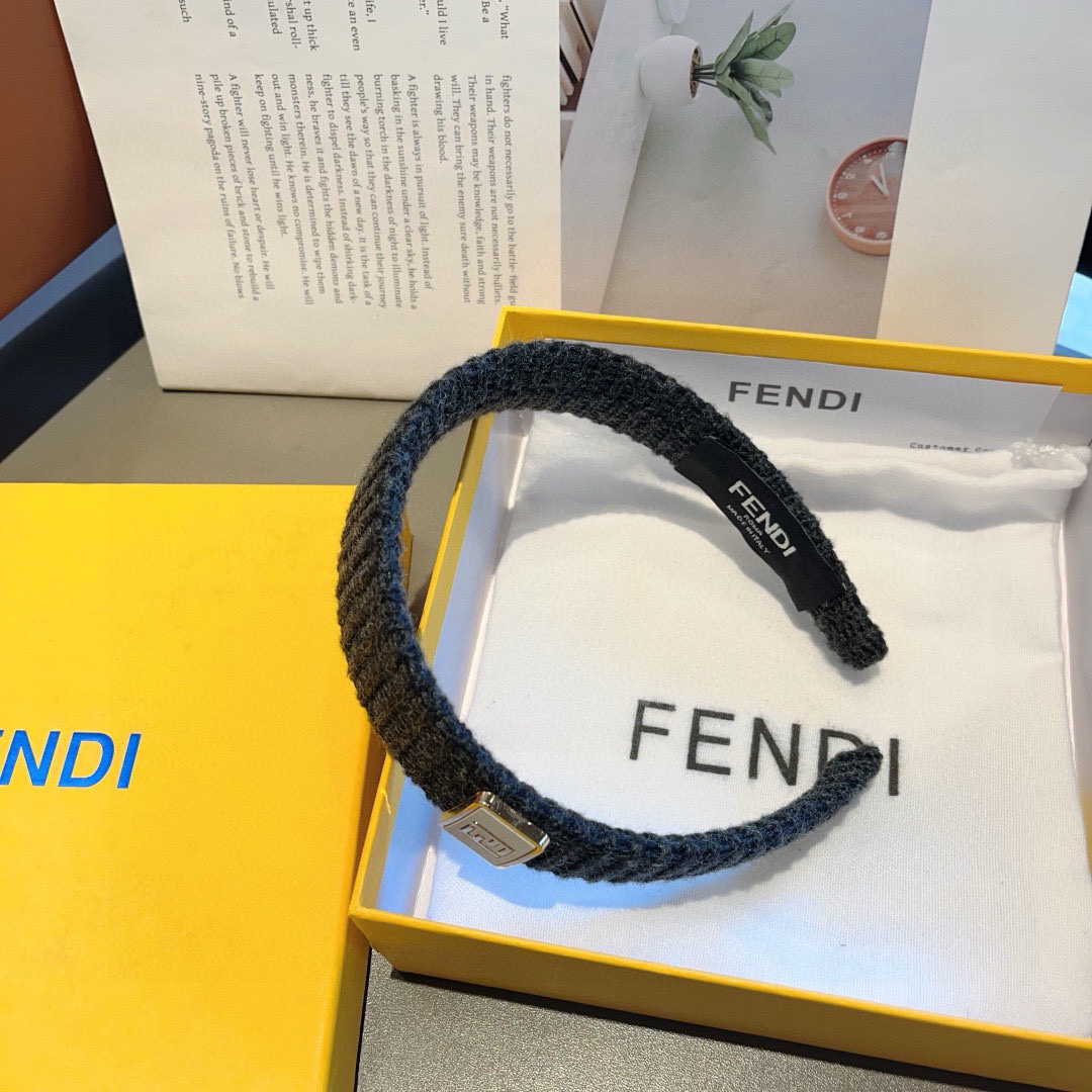 配包装
FENDI 芬迪 火爆秋冬款针织毛线发箍，复古头箍，简约百搭，潮女必备品，超级的高大上！
