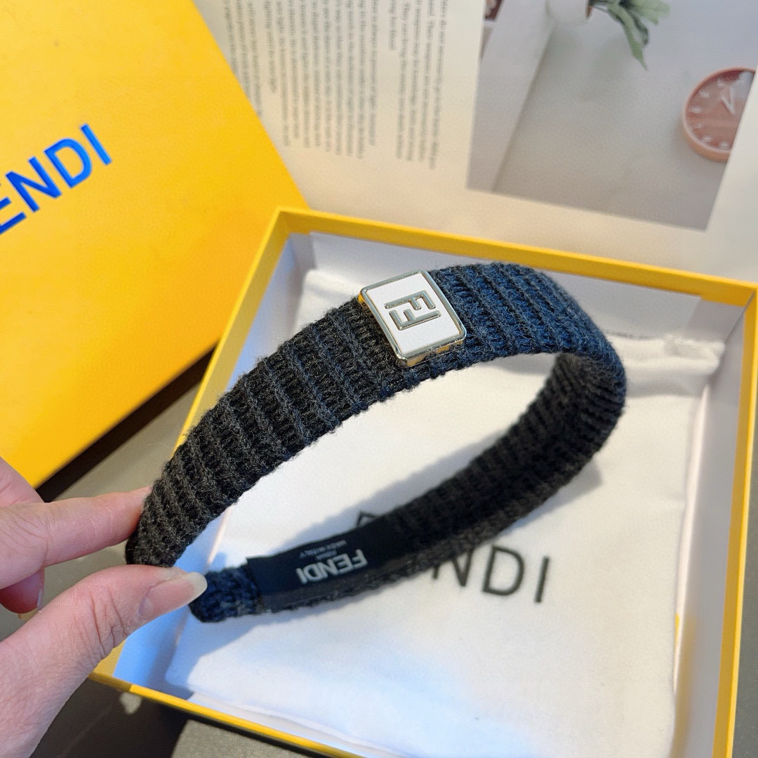 配包装
FENDI 芬迪 火爆秋冬款针织毛线发箍，复古头箍，简约百搭，潮女必备品，超级的高大上！