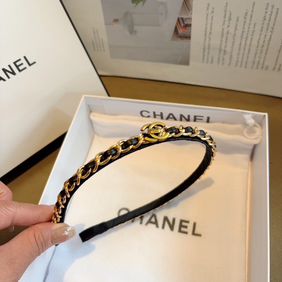 配包装
CHANEL（香奈儿）新款精美链条发箍，复古网红爆款头箍 搭配高端材质，超精致，时尚高级百搭款。