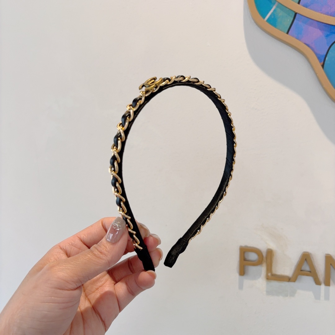 配包装
CHANEL（香奈儿）新款精美链条发箍，复古网红爆款头箍 搭配高端材质，超精致，时尚高级百搭款。