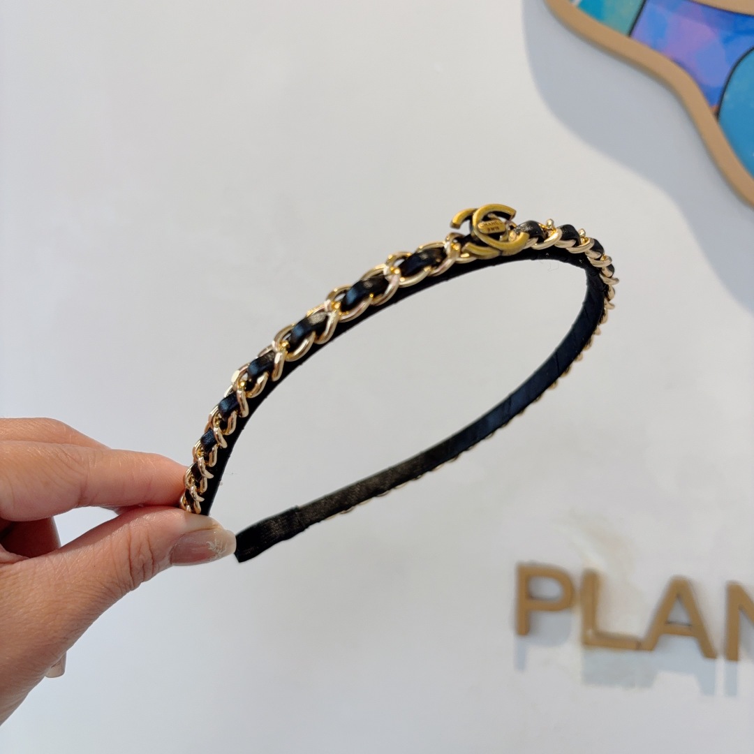 配包装
CHANEL（香奈儿）新款精美链条发箍，复古网红爆款头箍 搭配高端材质，超精致，时尚高级百搭款。
