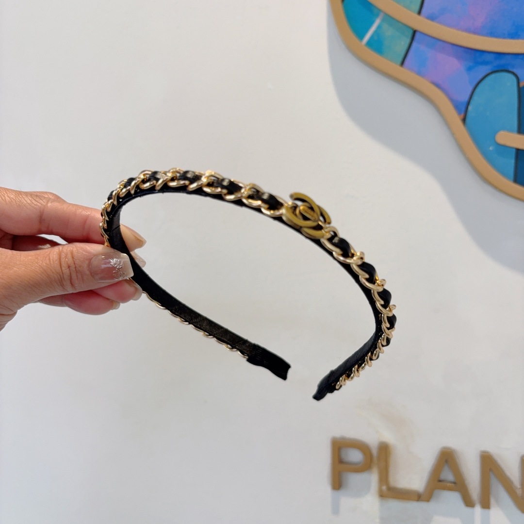 配包装
CHANEL（香奈儿）新款精美链条发箍，复古网红爆款头箍 搭配高端材质，超精致，时尚高级百搭款。