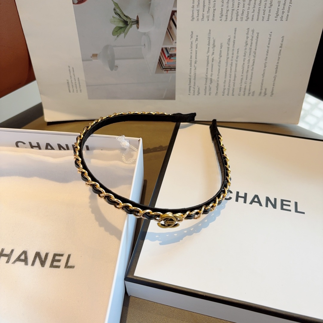 配包装
CHANEL（香奈儿）新款精美链条发箍，复古网红爆款头箍 搭配高端材质，超精致，时尚高级百搭款。