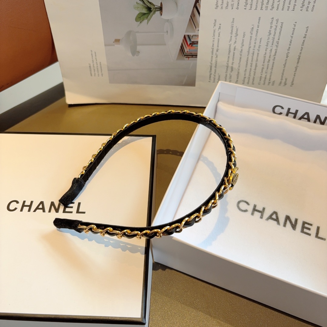 配包装
CHANEL（香奈儿）新款精美链条发箍，复古网红爆款头箍 搭配高端材质，超精致，时尚高级百搭款。