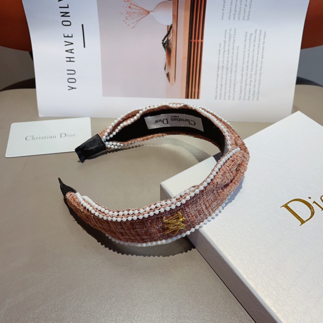 配包装
Dior（迪奥） 火爆韩版新款发箍,外出百搭珍珠头箍，让你的魅力绽放 清新淑女范让时尚更简单。