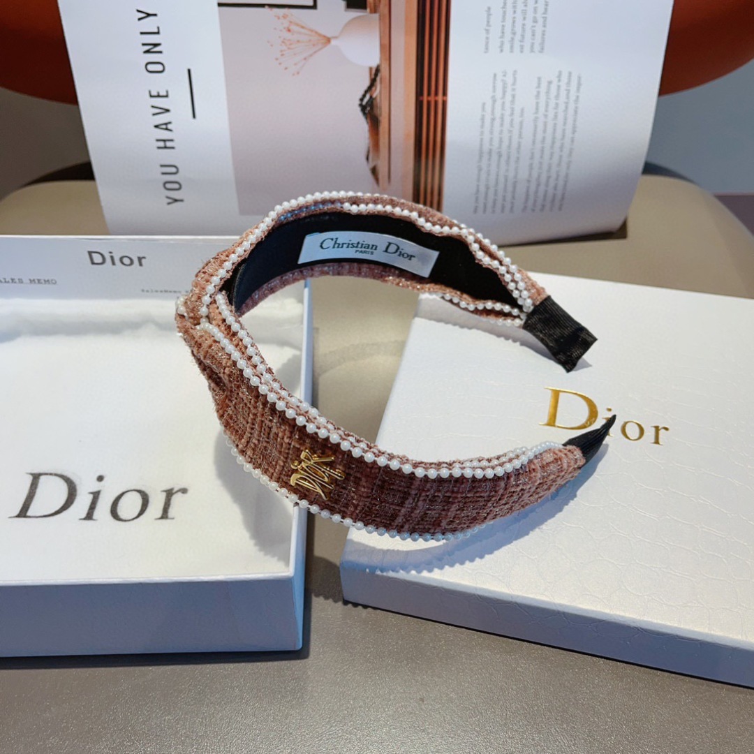 配包装
Dior（迪奥） 火爆韩版新款发箍,外出百搭珍珠头箍，让你的魅力绽放 清新淑女范让时尚更简单。