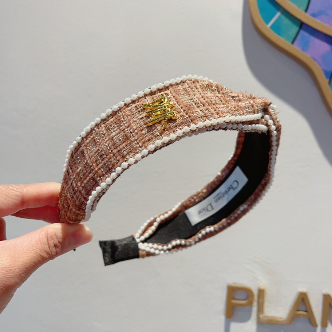 配包装
Dior（迪奥） 火爆韩版新款发箍,外出百搭珍珠头箍，让你的魅力绽放 清新淑女范让时尚更简单。