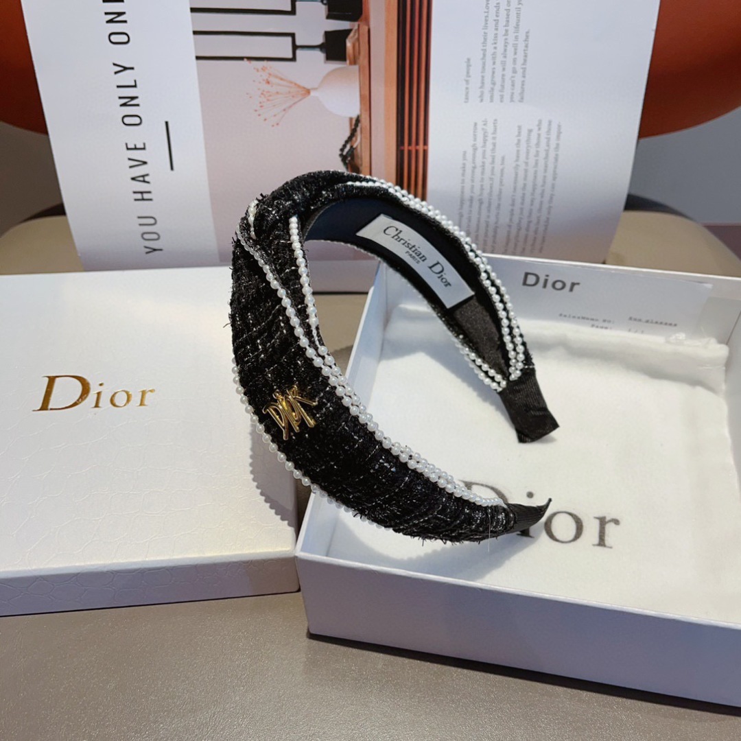 配包装
Dior（迪奥） 火爆韩版新款发箍,外出百搭珍珠头箍，让你的魅力绽放 清新淑女范让时尚更简单。