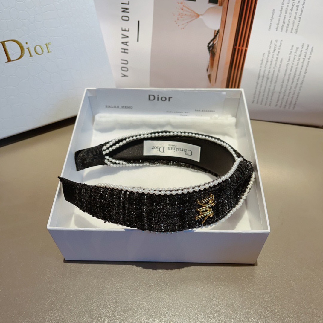 配包装
Dior（迪奥） 火爆韩版新款发箍,外出百搭珍珠头箍，让你的魅力绽放 清新淑女范让时尚更简单。