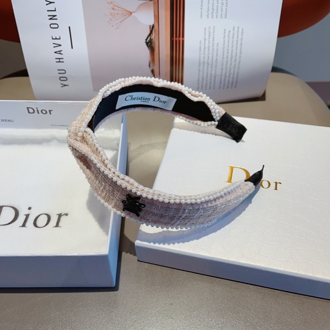 配包装
Dior（迪奥） 火爆韩版新款发箍,外出百搭珍珠头箍，让你的魅力绽放 清新淑女范让时尚更简单。