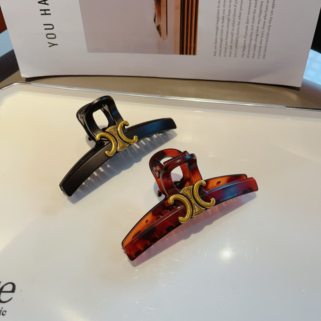 配包装
CELINE（赛琳） 凯旋门新款复古抓夹 鸭嘴夹发夹，经典字母logo弹簧夹， 超精致，转图必爆