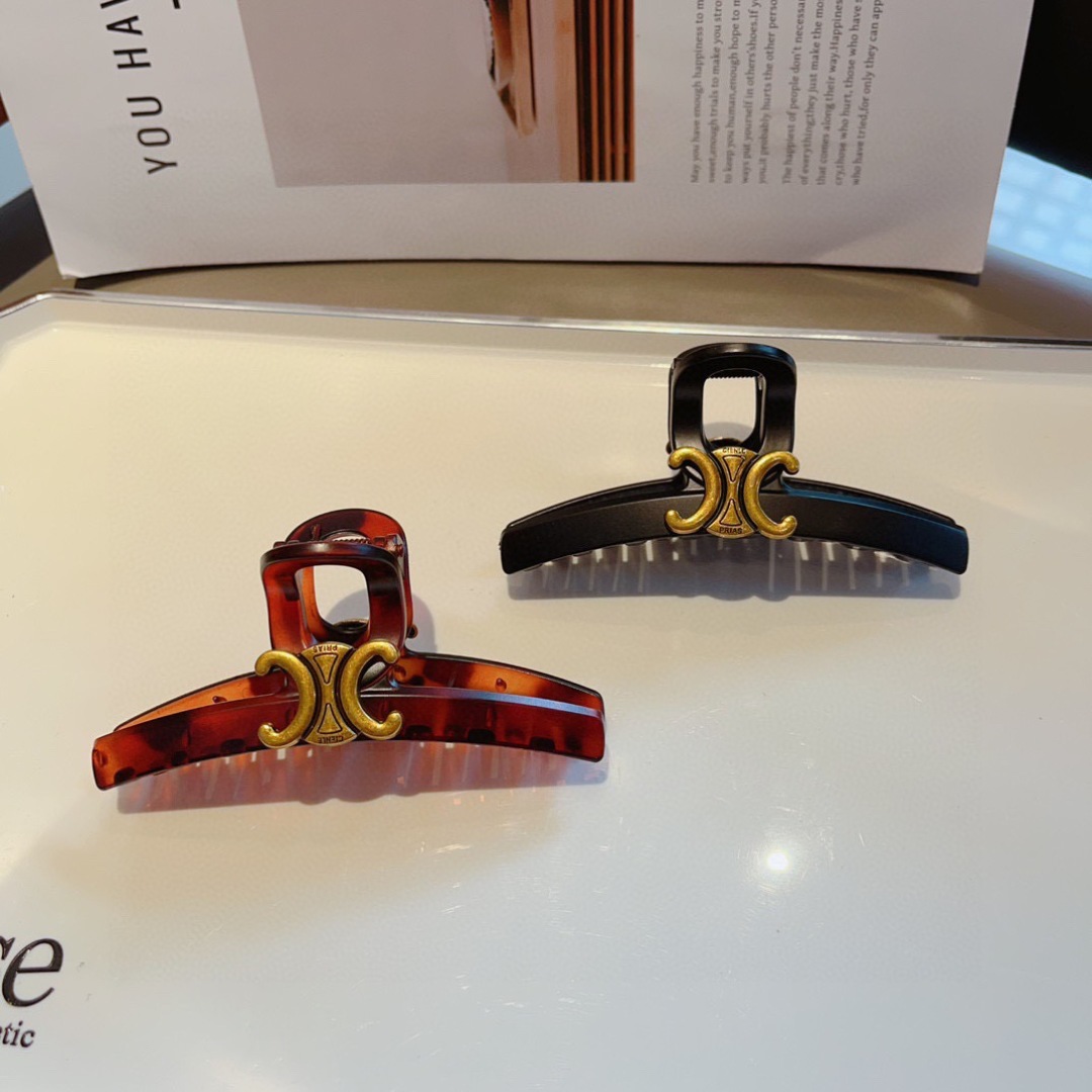 配包装
CELINE（赛琳） 凯旋门新款复古抓夹 鸭嘴夹发夹，经典字母logo弹簧夹， 超精致，转图必爆