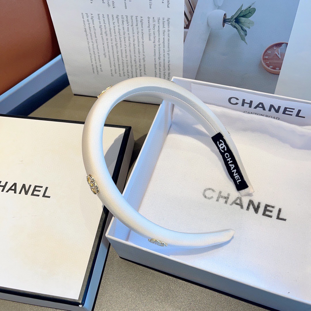 配包装
CHANEL（香奈儿）新款精美字母发箍，复古网红爆款头箍 搭配高端材质，超精致，时尚高级百搭款。
