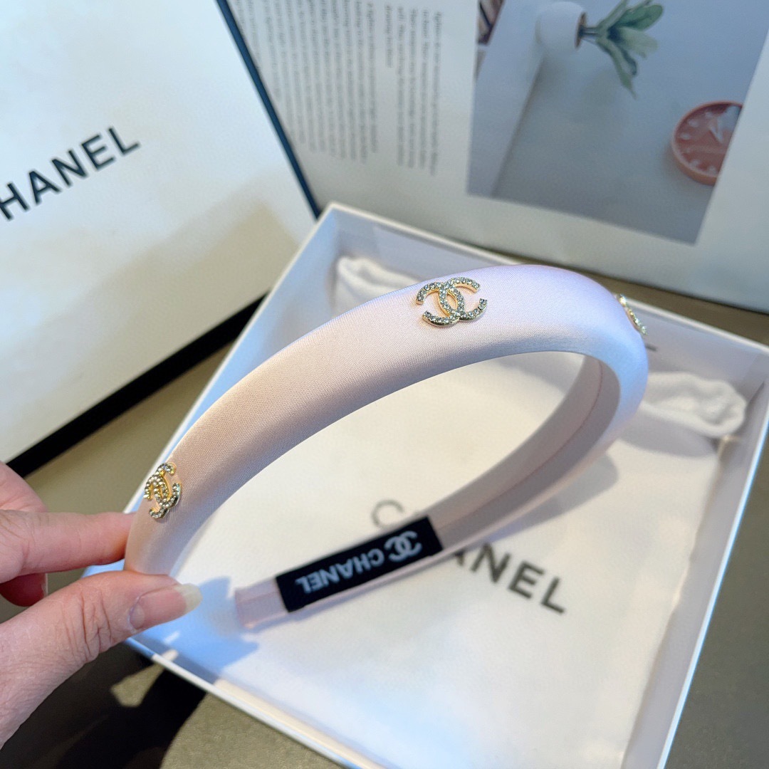 配包装
CHANEL（香奈儿）新款精美字母发箍，复古网红爆款头箍 搭配高端材质，超精致，时尚高级百搭款。