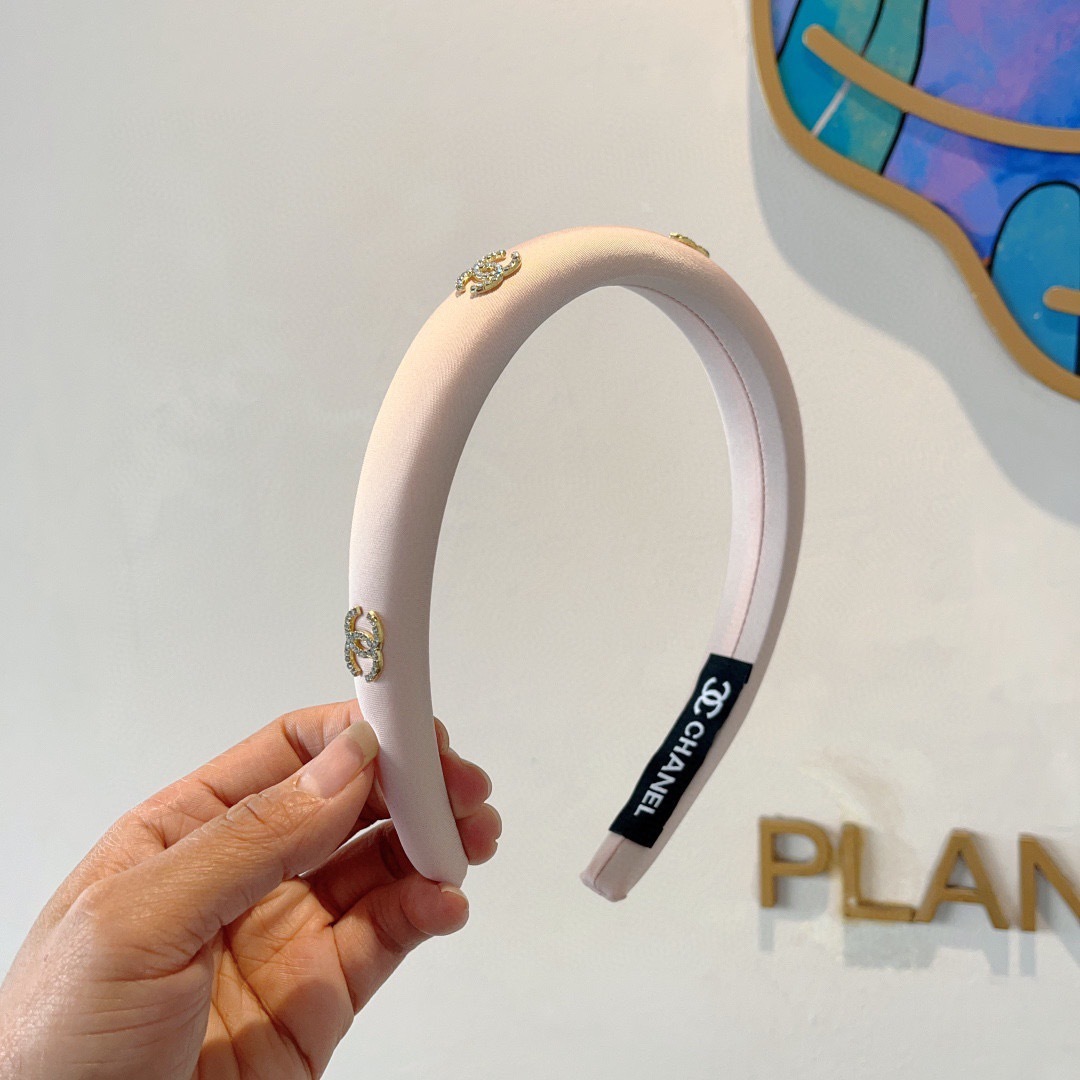 配包装
CHANEL（香奈儿）新款精美字母发箍，复古网红爆款头箍 搭配高端材质，超精致，时尚高级百搭款。