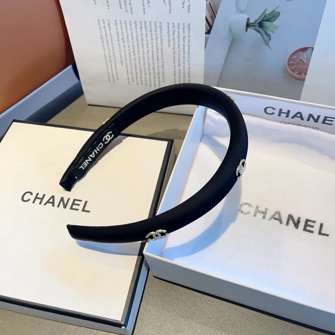 配包装
CHANEL（香奈儿）新款精美字母发箍，复古网红爆款头箍 搭配高端材质，超精致，时尚高级百搭款。