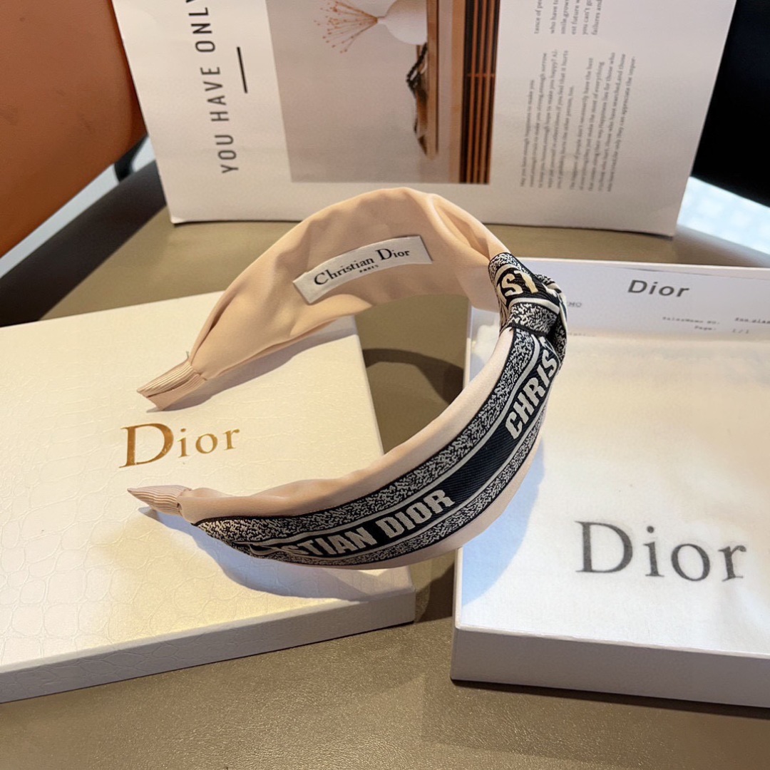 配包装
Dior（迪奥） 火爆新款D字母真丝宽版发箍,专柜品质 让你的魅力绽放 清新淑女范让时尚更简单。